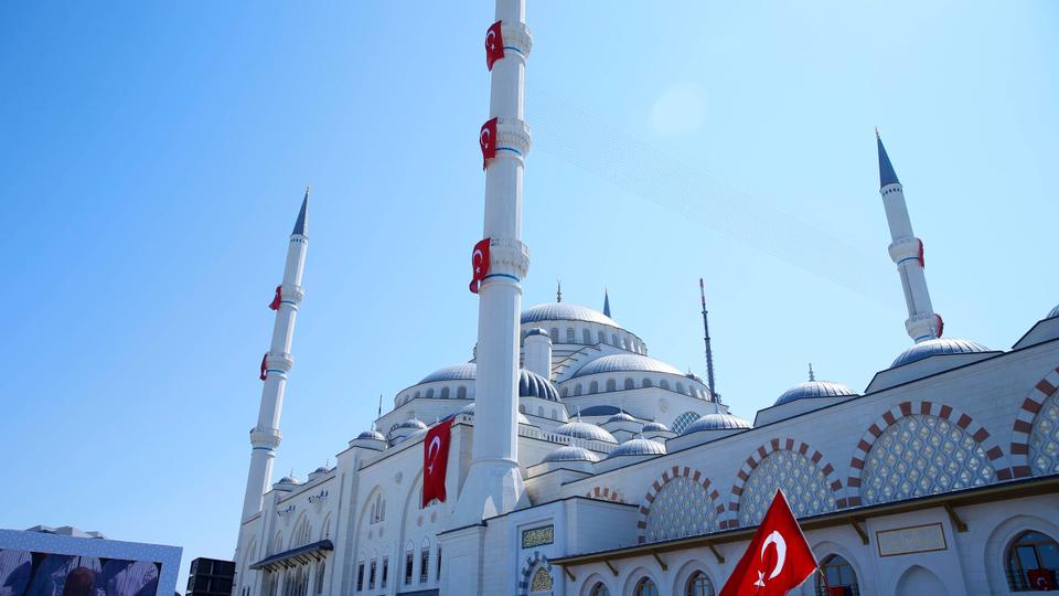 Masjid di Istanbul Tetap Buka untuk Memberi Bantuan Bagi Mereka yang Membutuhkan di Tengah Corona